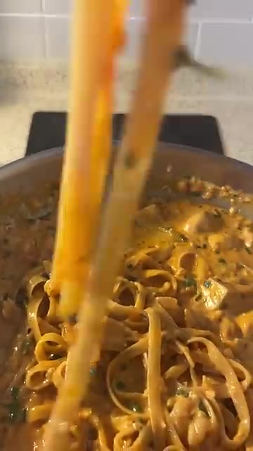국물이 좀 남으면 빵을 찍어 먹어도 맛있다. — 원팬 투움바 파스타 1인분 레시피