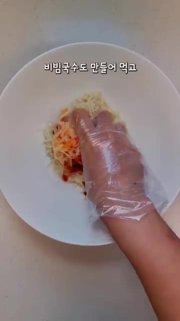 깨를 솔솔 뿌려 만능 비빔 양념장을 완성합니다. — 만능 비빔 양념장 🌶