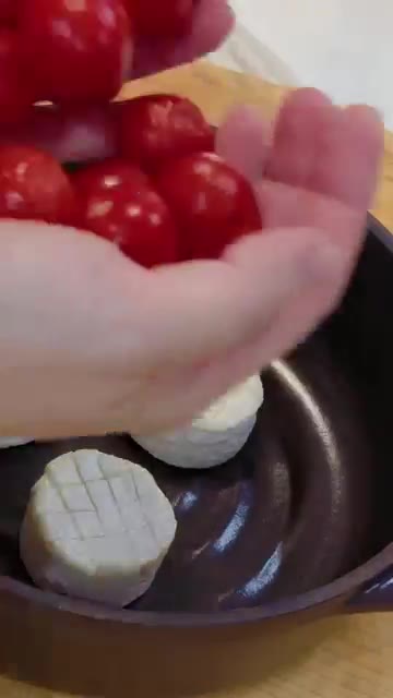 오븐용 그릇에 브리치즈와 방울토마토, 마늘을 담아주세요. — 명절 지나고 발견한 쪼글쪼글 방울토마토🍅브리치즈, 마늘 넣고 180도 오븐에 20분!버리기 아까운 방울토마토가 근사한 한 접시가 됩니다🧀