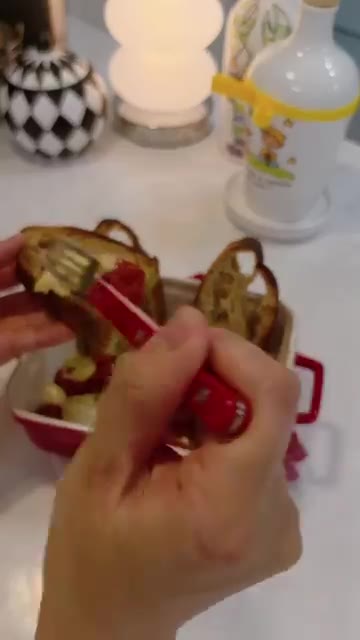 구워진 토마토와 치즈를 빵에 곁들여 맛있게 드세요. — 명절 지나고 발견한 쪼글쪼글 방울토마토🍅브리치즈, 마늘 넣고 180도 오븐에 20분!버리기 아까운 방울토마토가 근사한 한 접시가 됩니다🧀