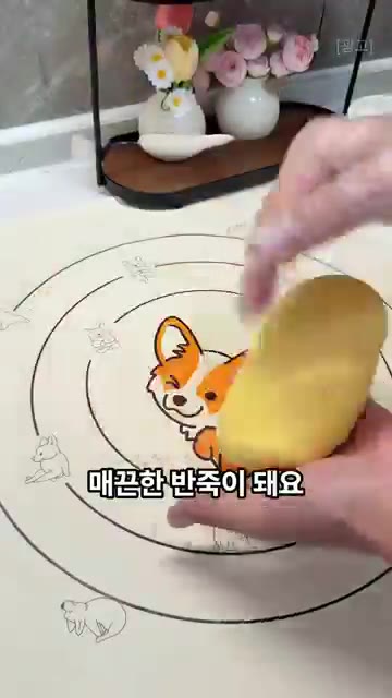식힌 단호박에 이스트와 밀가루를 넣고 보슬보슬하게 섞어줍니다. — 단호박 건강 도넛 레시피
