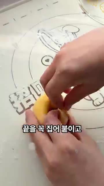 반죽을 손으로 3~5분간 치대어 매끈하게 만들어줍니다. — 단호박 건강 도넛 레시피
