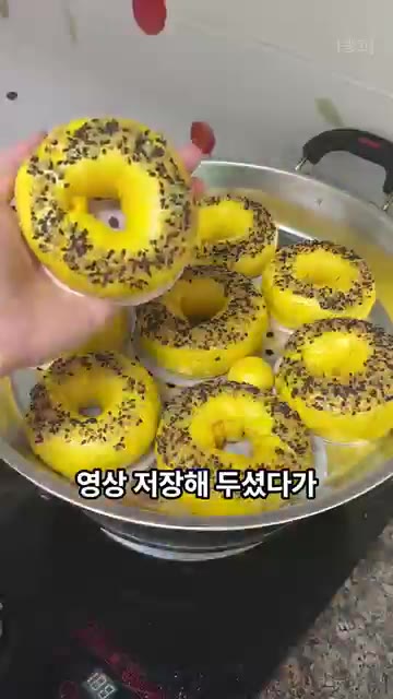 도넛 겉면에 물을 바르고 오트밀, 호박씨, 검은깨 등의 토핑을 묻힌… — 단호박 건강 도넛 레시피