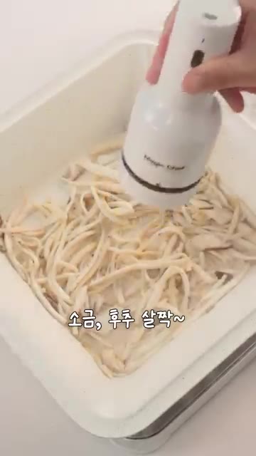볶은 버섯에 찹쌀가루를 넣고 섞어줍니다. 찹쌀가루는 버섯의 쫄깃한… — 고기 없이 버섯 육전 만들기