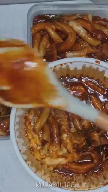 이렇게 덜어놨다가 다시 꺼내 먹어요. — 연휴 마지막 날, 떡볶이로 스트레스 해소!