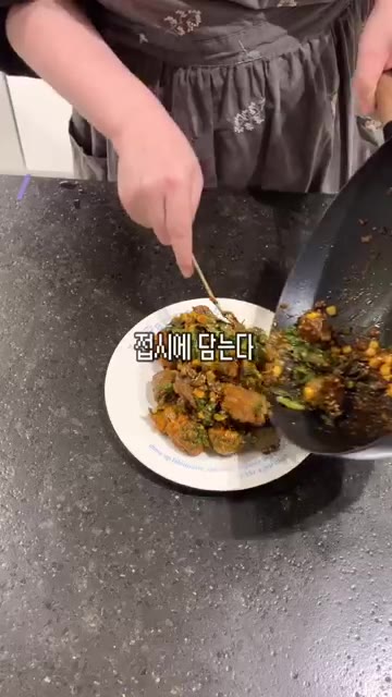 참기름 2g을 넣고 볶아준다. — AI 레시피: 옥수수콘 순대 상추볶음