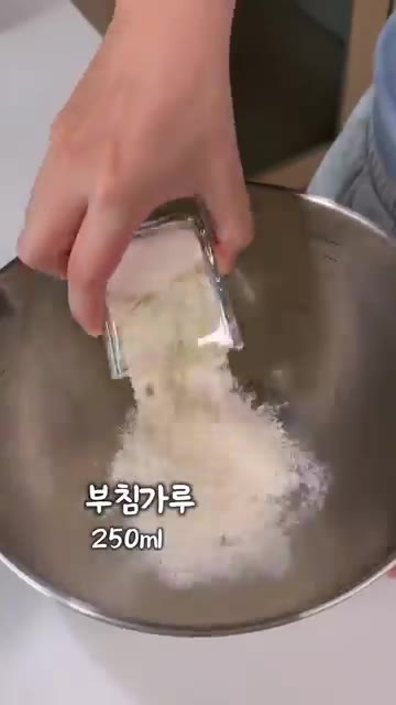 그릴 팬에 파와 청양고추를 올리고 굽는다. — 신박한 해물파전 레시피?!