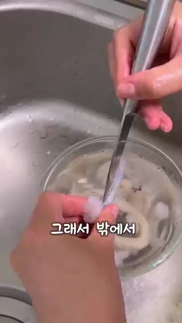 볼에 부침가루 250ml, 물 200ml, 계란 1개를 넣고 섞어… — 신박한 해물파전 레시피?!