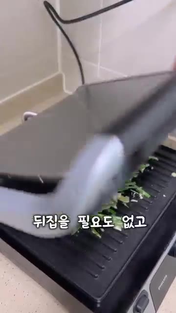 반죽에 쪽파와 청양고추를 넣고 섞는다. — 신박한 해물파전 레시피?!