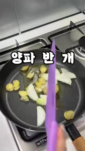 팬에 올리브유를 넉넉히 두르고 다진 마늘과 편마늘을 넣고 중불에 볶… — 매콤한 알리오올리오 레시피