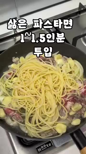 굴소스 2국자를 넣고 파스타면과 재료들이 잘 섞이도록 볶아준다. — 매콤한 알리오올리오 레시피