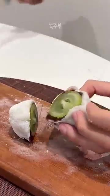 만들어진 과일 찹쌀떡을 반으로 잘라 단면을 보여준다. — 원가 900원! 1분만에 한정선 찹쌀떡 만들기 비법 레시피