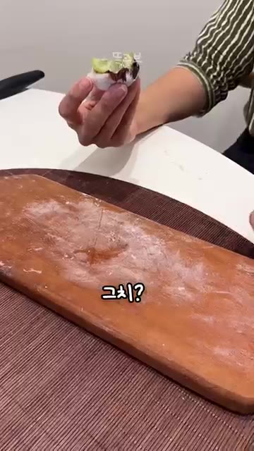 찹쌀떡의 부드러운 식감을 칭찬한다. — 원가 900원! 1분만에 한정선 찹쌀떡 만들기 비법 레시피
