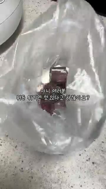 순대를 먹기 좋은 크기로 썰어 부침가루를 묻힌다. — 이녀석이 만든 부모님 반찬 순대전