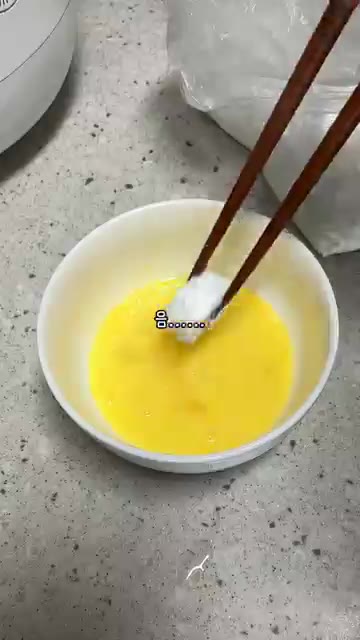 계란물을 풀어 순대를 계란물에 담근다. — 이녀석이 만든 부모님 반찬 순대전