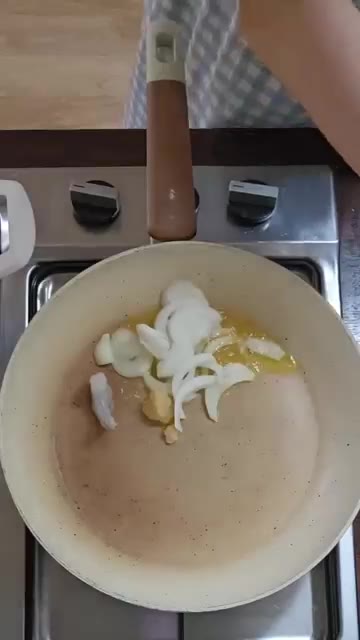 끓는 물에 파스타면을 삶고, 다른 팬에 버터를 녹인 후 다진 마늘과… — 크림 파스타 & 봉골레 파스타 한 번에 만들기