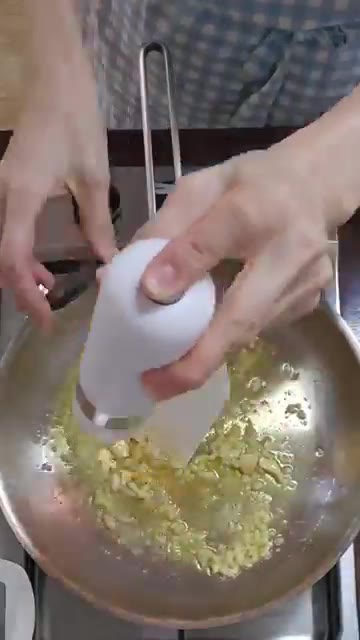 다른 팬에 올리브 오일을 두르고 다진 마늘과 후추를 볶다가 해감한… — 크림 파스타 & 봉골레 파스타 한 번에 만들기