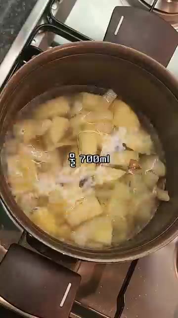 물 700ml를 붓고 끓여줍니다. — 주말아침 간단한 계란감자국 끓이기