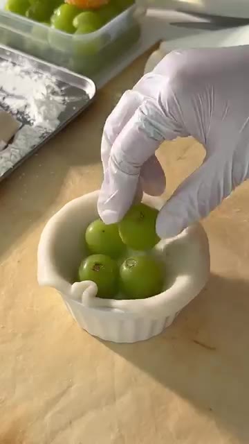 반죽으로 과일을 감싸 찹쌀떡 모양을 만든다. — 과일 요거트 찹쌀떡 만들기