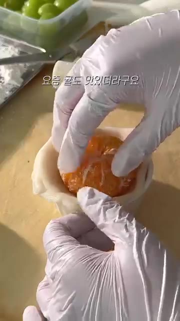 냉장고에 30분간 보관한 후 잘라본다. — 과일 요거트 찹쌀떡 만들기