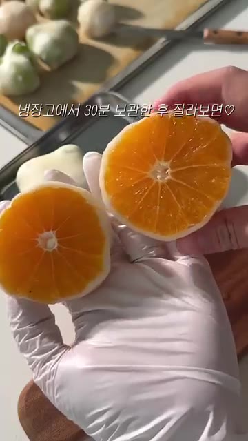 완성된 과일 요거트 찹쌀떡을 보여준다. — 과일 요거트 찹쌀떡 만들기