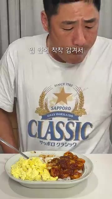 밥 위에 칠리새우를 올려주면 매콤달콤한 칠리새우덮밥 완성입니다. — 10분 완성! 매콤달콤 칠리새우덮밥 레시피