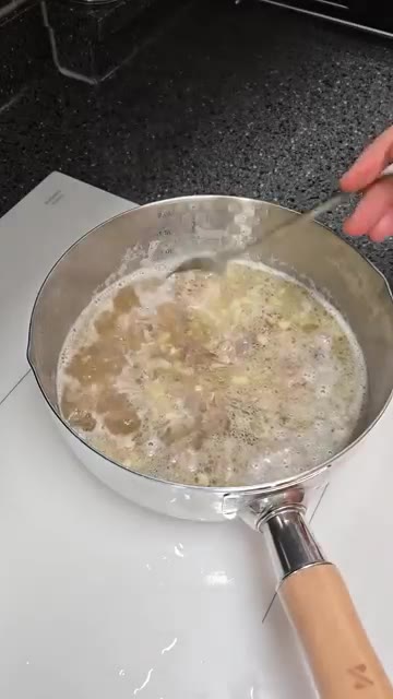 굴소스 한 큰술, 맛술 한 큰술을 넣습니다. — 우리 엄마 초간단 우삼겹 설렁탕 레시피