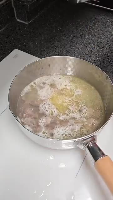 참치액 두 큰술을 넣고 간을 맞춰줍니다. — 우리 엄마 초간단 우삼겹 설렁탕 레시피