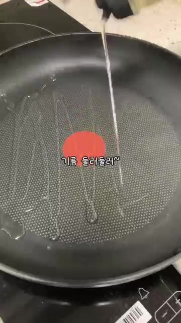 부추에 부침가루, 달걀, 물을 넣고 넉넉히 섞어 반죽을 만듭니다. — 2살 딸이 만든 부모님 반찬