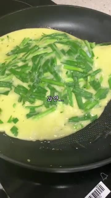 팬에 기름을 넉넉히 두르고 반죽을 부어줍니다. — 2살 딸이 만든 부모님 반찬