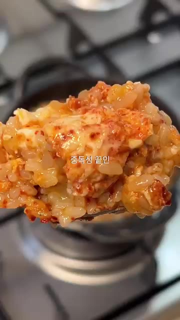 불을 끄고 참기름을 두르고 깨를 뿌려 마무리한다. — 2분 만에 만드는 매콤 간장 계란밥