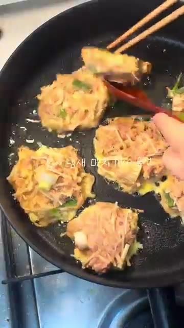 모든 재료를 고루 섞어 반죽을 만든다. — 버섯 참치전 도시락 만들기