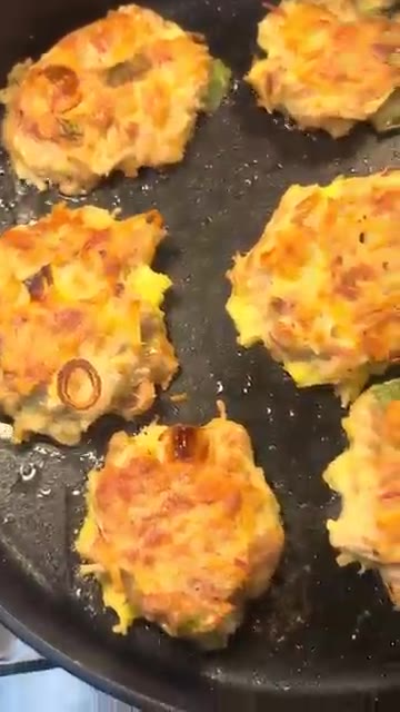 팬에 식용유를 두르고 반죽을 한 숟가락씩 떠 넣어 앞뒤로 노릇하게… — 버섯 참치전 도시락 만들기