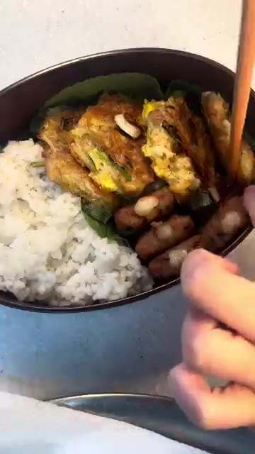 김치를 작은 반찬 통에 담는다. — 버섯 참치전 도시락 만들기