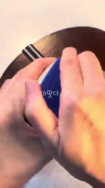 도시락 뚜껑을 닫는다. 출근 준비 완료! — 버섯 참치전 도시락 만들기