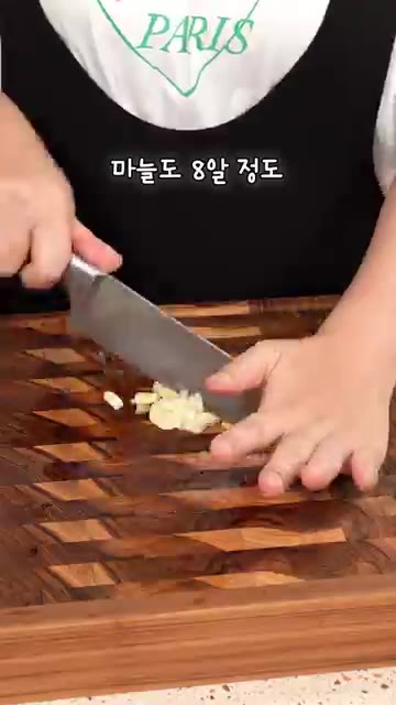 손으로 꺾었을 때 부드럽게 휘어지면 건져주세요. — 껍질 안 벗기는 고구마순 김치 담그는 법