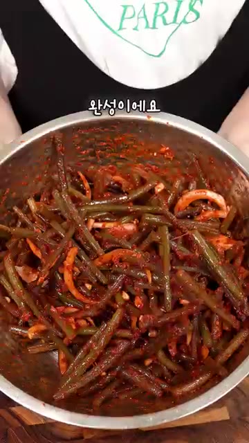 고춧가루 3큰술, 멸치액젓 5큰술, 매실액 3큰술, 생강가루를 넣고… — 껍질 안 벗기는 고구마순 김치 담그는 법