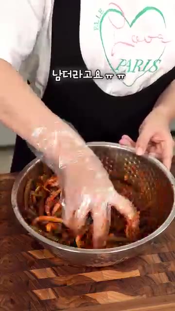 완성된 고구마순 김치를 통에 담아주세요. — 껍질 안 벗기는 고구마순 김치 담그는 법