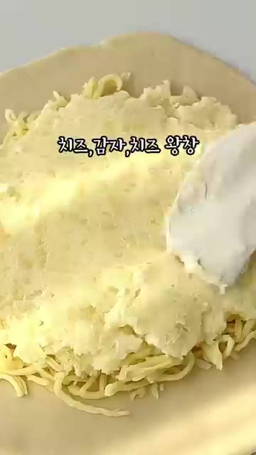 휴지시킨 반죽을 얇고 넓게 밀어 동그랗게 만듭니다. — 집에서 간단히 만드는 감자치즈 팬케이크