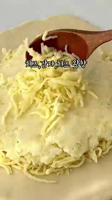 반죽 위에 피자치즈, 으깬 감자, 피자치즈 순으로 올립니다. — 집에서 간단히 만드는 감자치즈 팬케이크