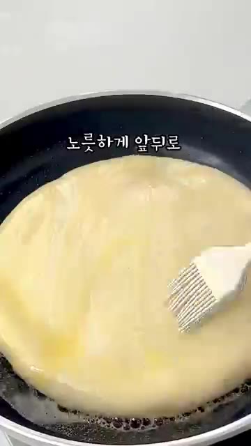 팬에 기름을 두르고 약불에서 앞뒤로 노릇하게 구워줍니다. — 집에서 간단히 만드는 감자치즈 팬케이크