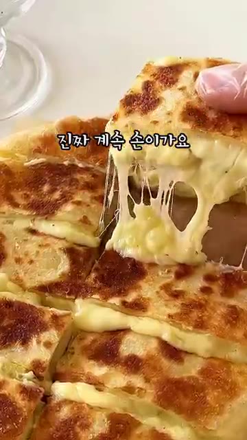 겉은 바삭하고 속은 포슬한 감자 치즈 팬케이크가 완성되었습니다. 치… — 집에서 간단히 만드는 감자치즈 팬케이크