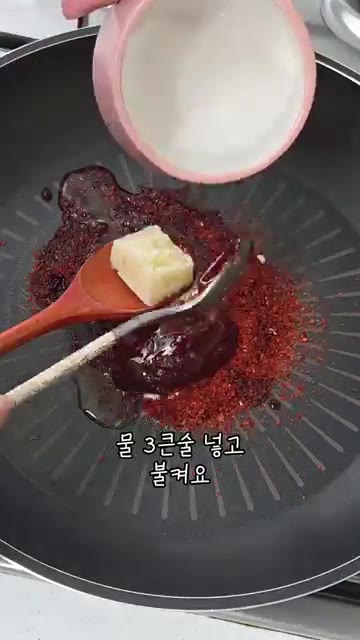 팬에 설탕 1큰술, 고춧가루 2큰술, 간장 1큰술, 올리고당 2큰술… — 누구나 좋아하는 국민반찬 초간단 진미채볶음