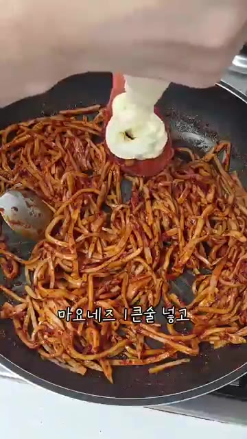 진미채가 양념에 잘 버무려지도록 볶아줍니다. — 누구나 좋아하는 국민반찬 초간단 진미채볶음