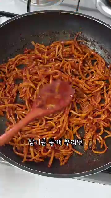 참기름을 두르고 통깨를 뿌려 마무리합니다. — 누구나 좋아하는 국민반찬 초간단 진미채볶음