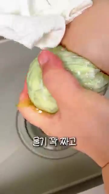 팬에 기름을 두르고 계란을 풀어 스크램블 에그를 만들어줍니다. — 오이계란 주먹밥 | 시오콘부 넣어 감칠맛 폭발하는 초간단 여름 주먹밥