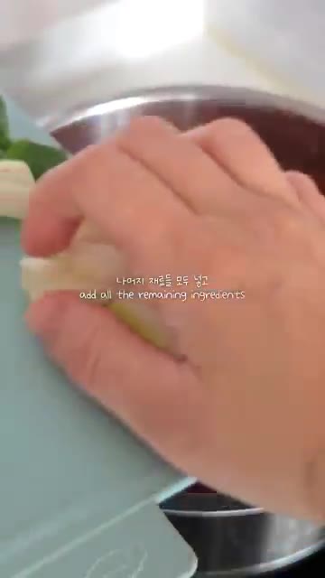 양파, 대파, 햄, 두부를 썰어 준비한다. — 간단한 햄김치찌개와 계란말이