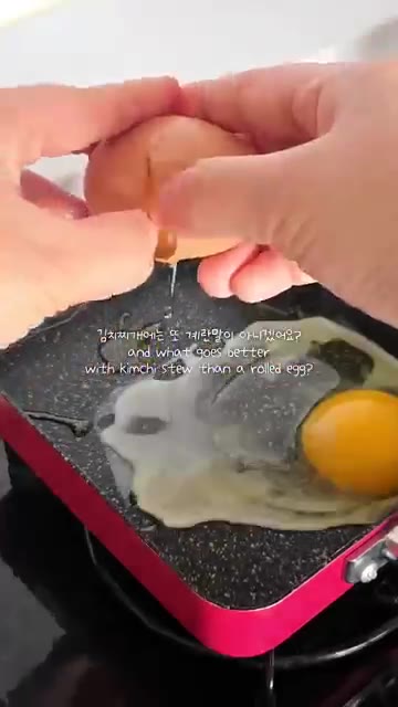 국간장 1~2큰술로 간을 맞춘다. — 간단한 햄김치찌개와 계란말이