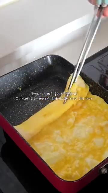 팬에 올리브 오일을 두르고 계란 2개를 풀어 스크램블 에그처럼 익힌다. — 간단한 햄김치찌개와 계란말이