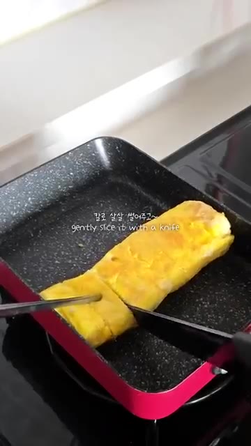 익힌 계란을 돌돌 말아 썰어준다. — 간단한 햄김치찌개와 계란말이